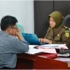 Petugas Kejaksan Negeri Kuningan saat memeriksa berkas TNGC